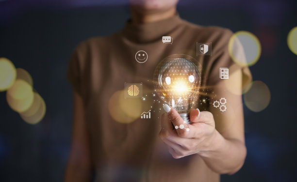 手持灯泡。创意理念具有创新和灵感图片下载