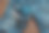 牛仔升级循环的想法，使用旧牛仔裤，重新利用牛仔裤，再利用旧牛仔裤，升级循环的东西。一堆旧牛仔裤和缝纫工具图片下载