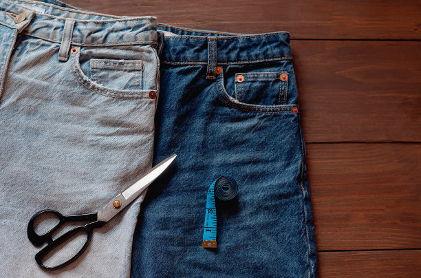 旧牛仔裤升级改造的想法。用牛仔布手工制作，回收旧衣服，爱好，diy活动图片下载