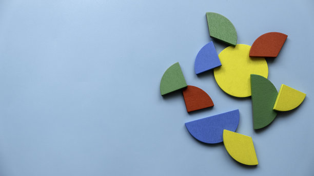 彩色木制饼图件。带有复制空间的横幅。图片下载