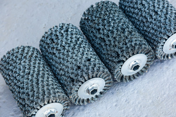 圆柱形圆形钢刷，用于使用清洗机时清洗铁锈。图片下载