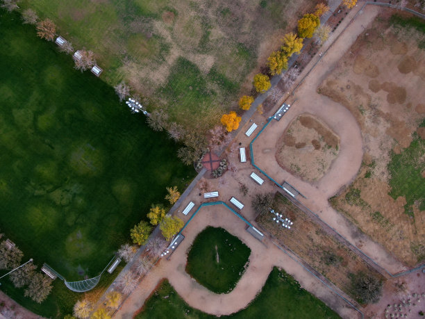 在当地公园上空图片下载