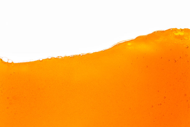 橙汁隔离白色背景，橙汁纹理在白色背景上，近距离亮橙汁纹理为健康和自然波浪图片下载