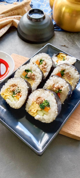 kimbap或gimbap是韩国的糯米卷(kimbap)，由蒸白米饭(bap)和各种其他食材制成，这种食物来自韩国图片下载