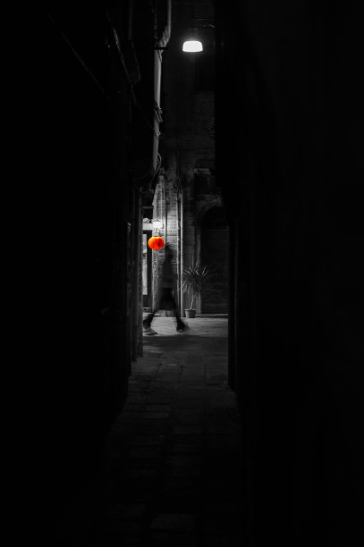 侧视图模糊的肖像，一个人经过图片下载