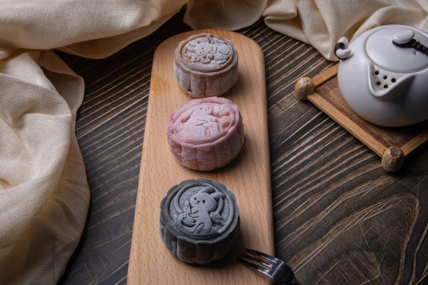 雪皮月饼是中国传统月饼，香甜可口，馅料多样图片下载