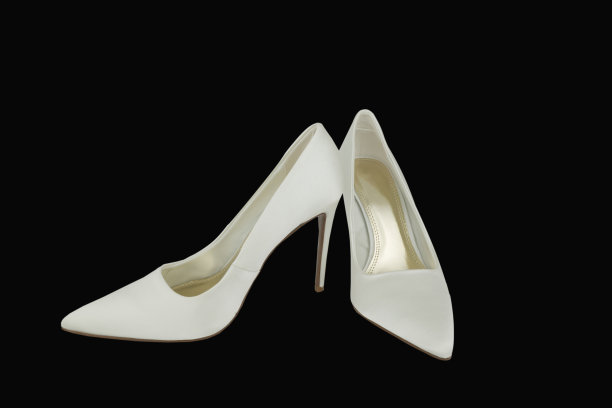 背景上美丽的白色婚礼鞋图片下载