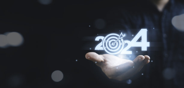 商人手持发光的2024，用飞镖和箭来设定新的商业目标和目标，因为新年概念，新年快乐和圣诞快乐的概念。图片下载