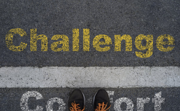 站在道路上的人，通过筛选安慰用语和挑战用语来克服挑战和障碍的概念。图片下载