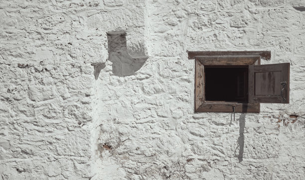 老房子的细节，白墙带窗，传统的希腊建筑。美丽的细节，爱琴海海岸的白色房子，假期和旅行时间图片下载