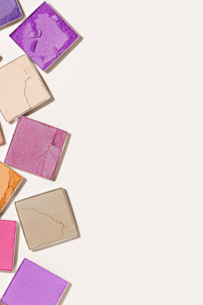 多色方色板眼影在米色背景上的化妆，趋势粉彩生动的颜色纹理粉眼化妆品，眼影调色板，俯视图，近距离模式图片下载