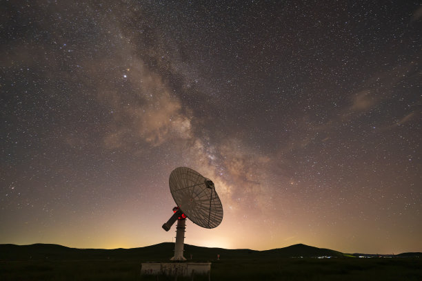 射电望远镜和银河系图片下载