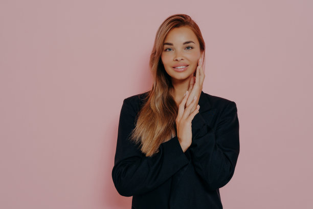 欢快的长发女商人肖像在黑色正式夹克图片下载