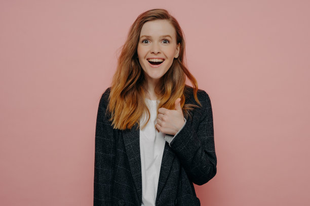 惊讶的年轻女子竖起大拇指图片下载