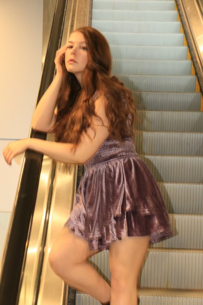 乘坐自动扶梯图片下载