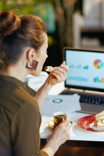 从手提电脑的现代商务女性后面看图片下载