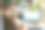 从后面看，一个现代女人拿着笔记本电脑和一块蛋糕图片下载