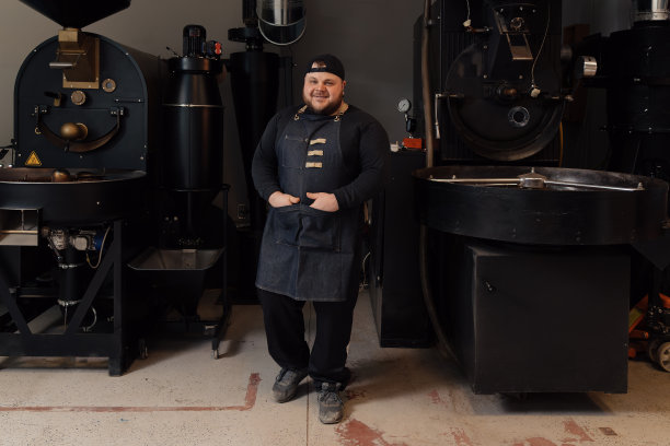 男工人站在专业烘焙机旁图片下载