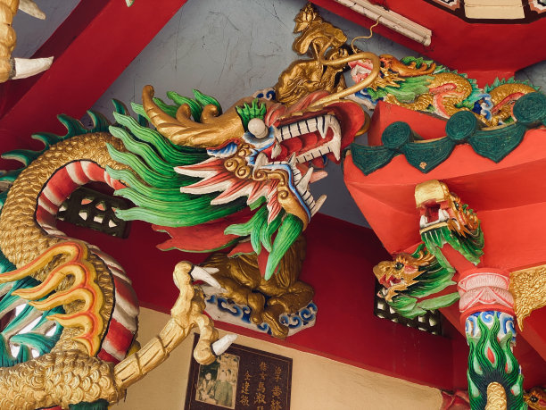 龙的雕像，龙的象征，龙的中国，是一个美丽的泰国和中国建筑的神社，寺庙。在中国新年庆祝活动中象征着好运和繁荣。图片下载