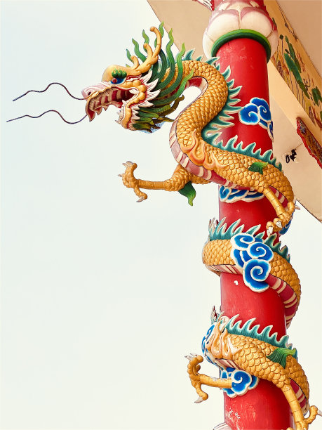 龙的雕像，龙的象征，龙的中国，是一个美丽的泰国和中国建筑的神社，寺庙。在中国新年庆祝活动中象征着好运和繁荣。图片下载