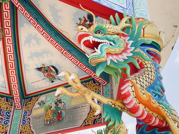 龙的雕像，龙的象征，龙的中国，是一个美丽的泰国和中国建筑的神社，寺庙。在中国新年庆祝活动中象征着好运和繁荣。图片下载