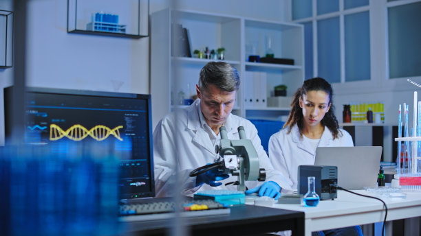 研究人员制备生物样品进行显微镜下研究，开发药物图片下载