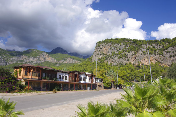 土耳其贝尔德比镇的山地景观。图片下载