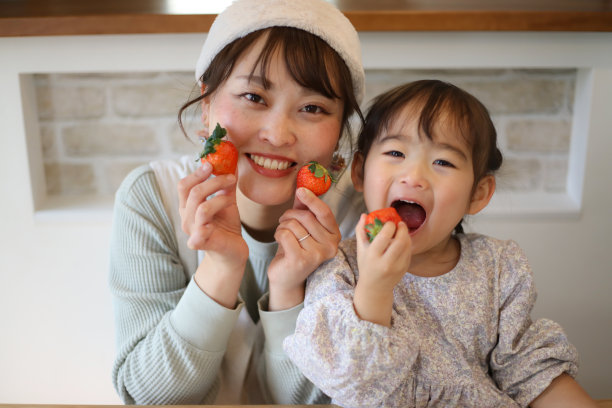 父母和孩子吃草莓图片下载