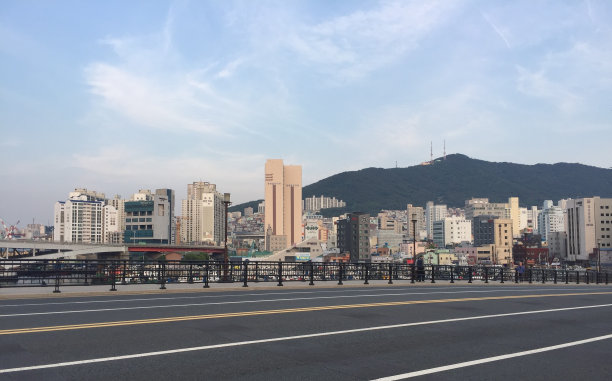 韩国釜山，以建筑物为背景的城市道路图片下载