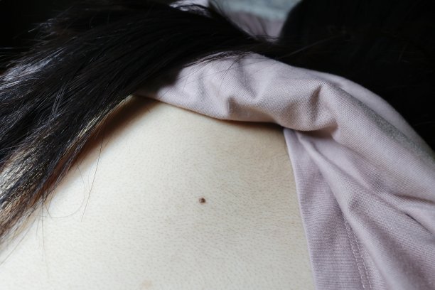 一位20多岁的亚洲女性背上有很多头发。图片下载