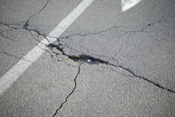 纹理为白色油漆的道路标记沥青，纹理为白色背景的油漆沥青开裂纹理，白色背景的灰色沥青，人行横道，新的道路标记近距离图片下载