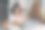 年轻快乐兴奋的欧洲女性办公室工作人员在工作中打开圣诞礼物图片下载