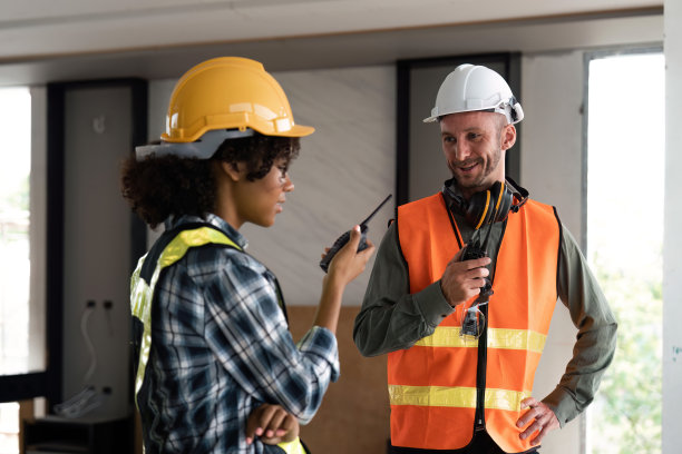 女工程师拿着对讲机检查工地图片下载