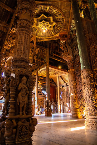 泰国芭提雅真理圣殿内的木雕雕塑图片下载