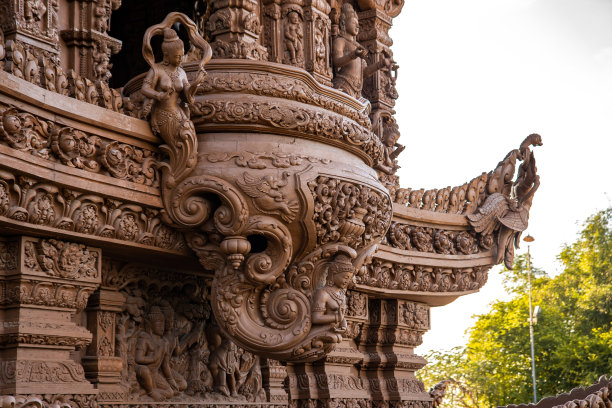 泰国芭提雅真理圣殿内的木雕雕塑图片下载