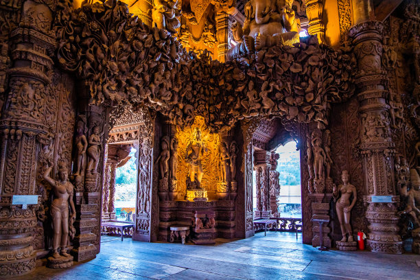 泰国芭提雅真理圣殿内的木雕雕塑图片下载