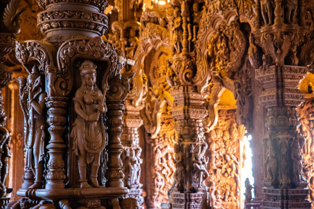 泰国芭提雅真理圣殿内的木雕雕塑图片下载