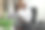 微笑的非洲商人在公司办公室与技术工作图片下载
