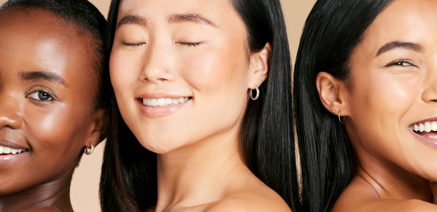 护肤，美丽与多样性，女性的快乐面孔和沙龙工作室背景的微笑。健康、养生和奢华化妆品护肤美容多元文化的人在自然温泉化妆。图片下载