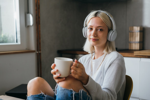 年轻的成年女性在家图片下载
