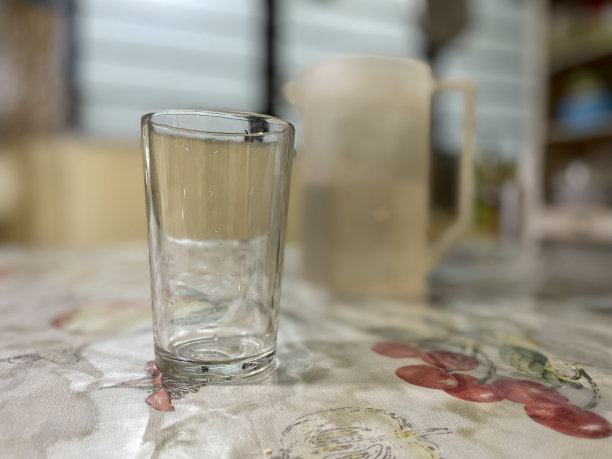 带壶的空玻璃杯图片下载