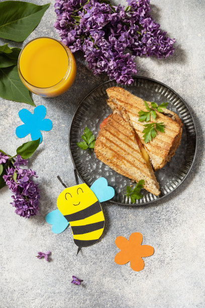 母亲节给妈妈的早餐和贺卡。母亲节的概念。从上面看。图片下载