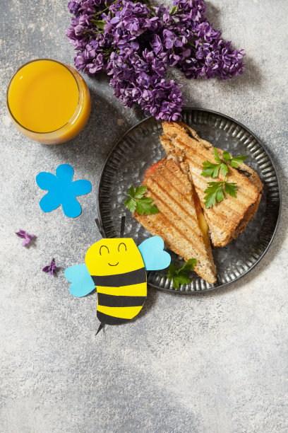 母亲节给妈妈的早餐和贺卡。母亲节的概念。从上面看。副本的空间。图片下载