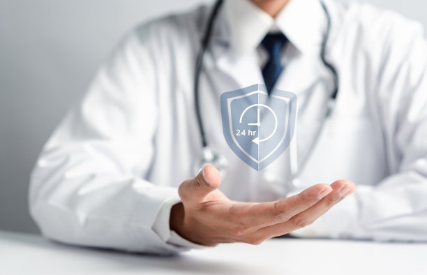 24小时不间断服务的概念。医生手握虚拟24/7与时钟在手，全球不间断和全职可用的服务概念接触。客户服务。图片下载