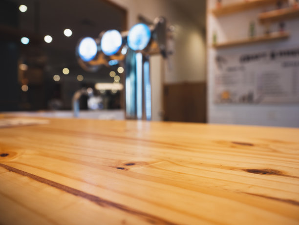 桌面柜台酒吧与啤酒标签模糊背景图片下载