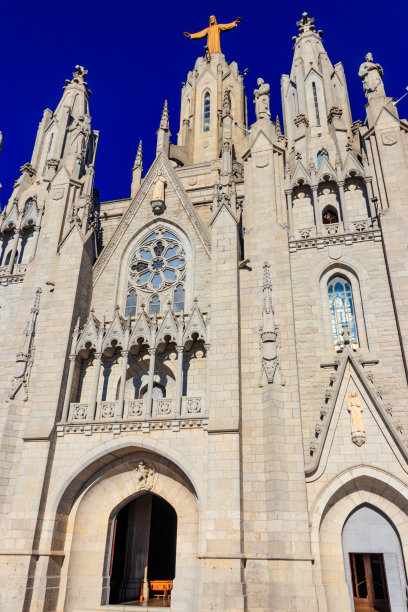 西班牙加泰罗尼亚巴塞罗那Tibidabo山顶上的耶稣圣心赎罪教堂图片下载