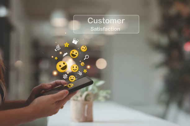 女性手，客户满意度调查概念用户对在线应用的服务体验进行评分。客户可以评估有助于企业声誉的服务质量。图片下载