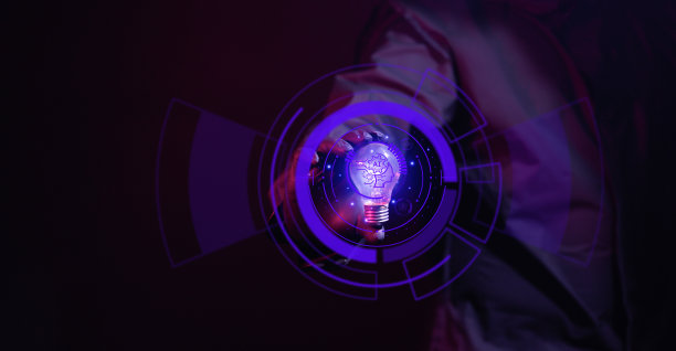 黑客手握灯泡AI图标寻找错误和金融业务数据搜索概念图片下载