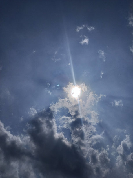 在中午可以看到引人注目的阳光图片下载