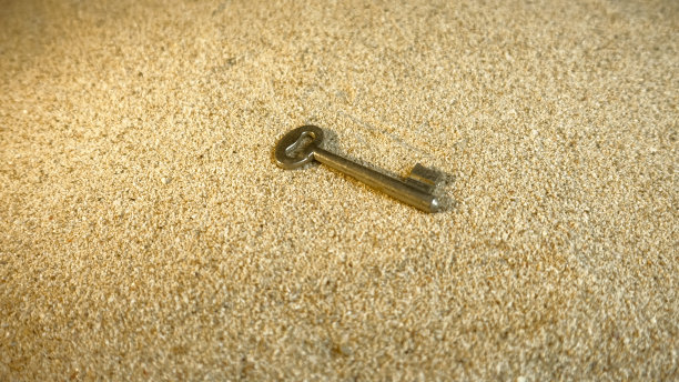 钥匙在沙滩上图片下载